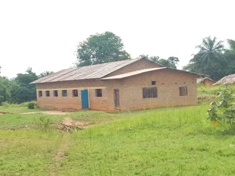 L'église CECA-40 de Bafwasende avec son annexe du bureau de traduction
