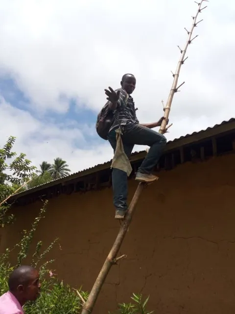 L'installation des paneaux solaires du bureau