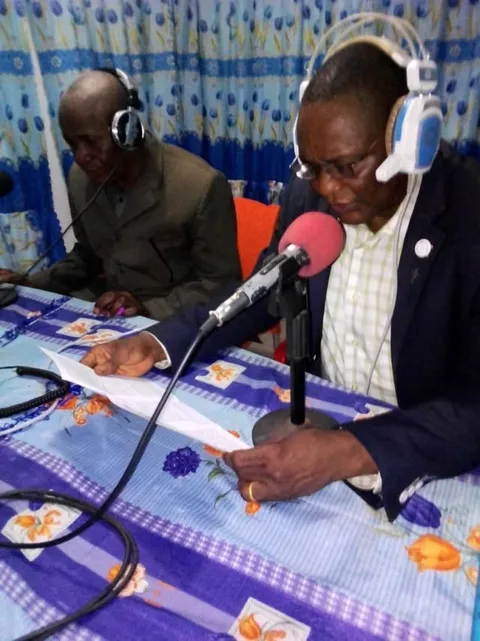 Le directeur et le Rév. Alphanie à la radio Bafwasende